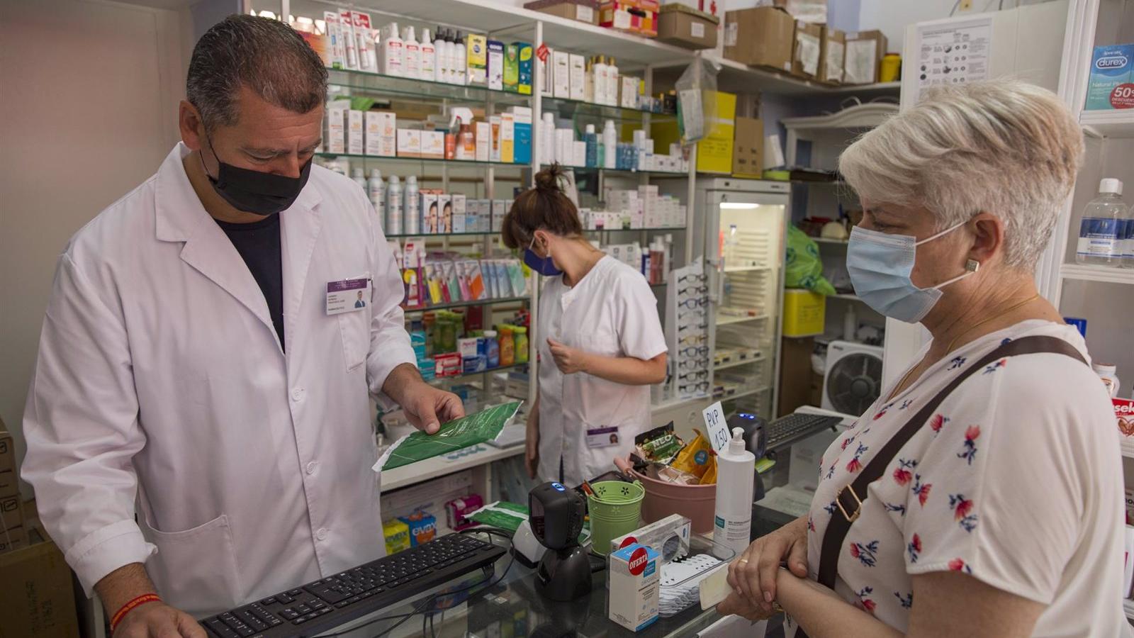 Los madrileños se inclinan por mantener la mascarilla en centros de salud, aunque no tanto sobre su uso en farmacias