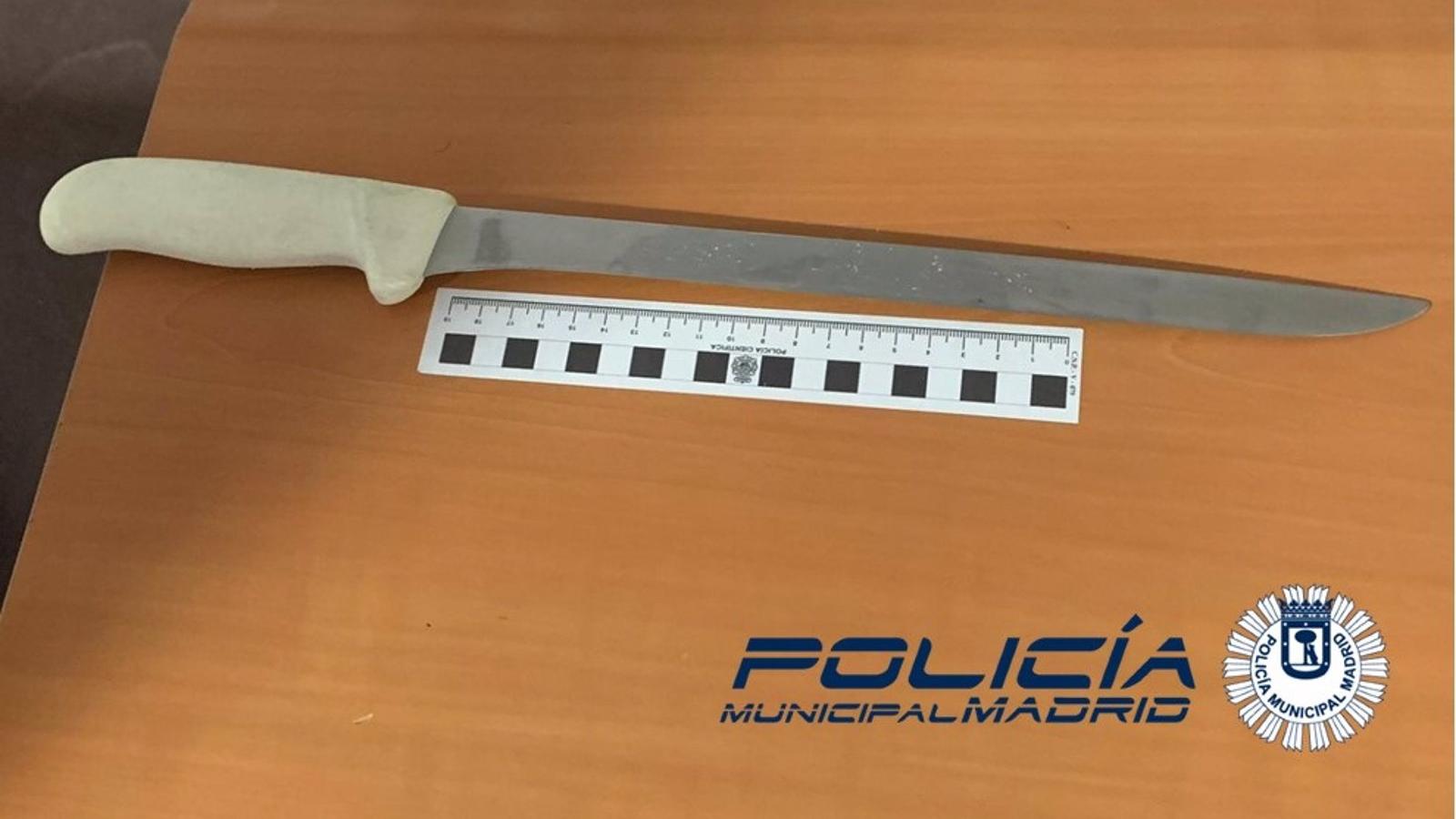 Detenido el regente de un bar de Villaverde tras amenazar con un cuchillo a policías e inspectores de sanidad