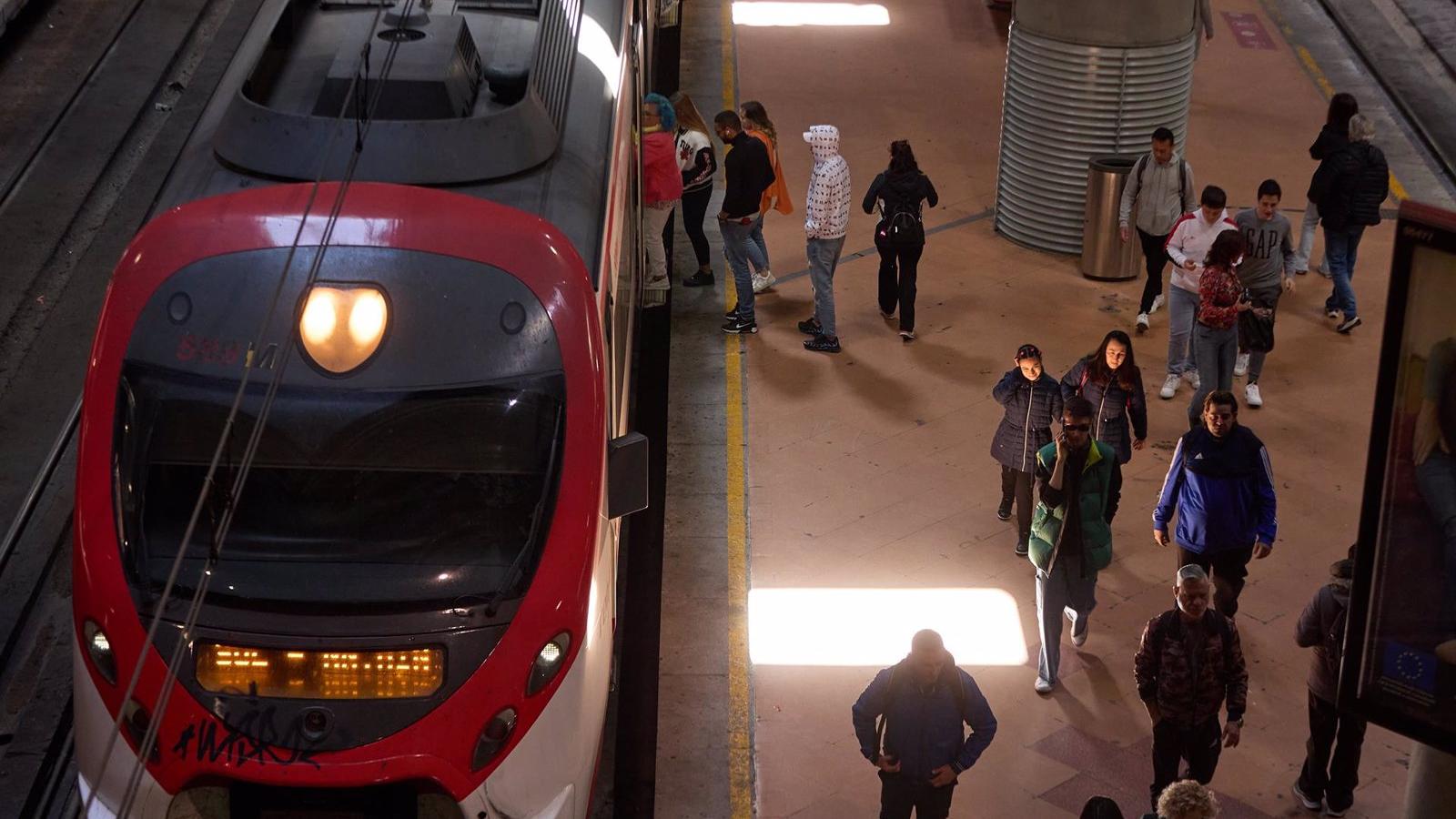 Cercanías aumenta 13.850 plazas sentadas en las C3 y C4 por el cierre de la L1 de Metro