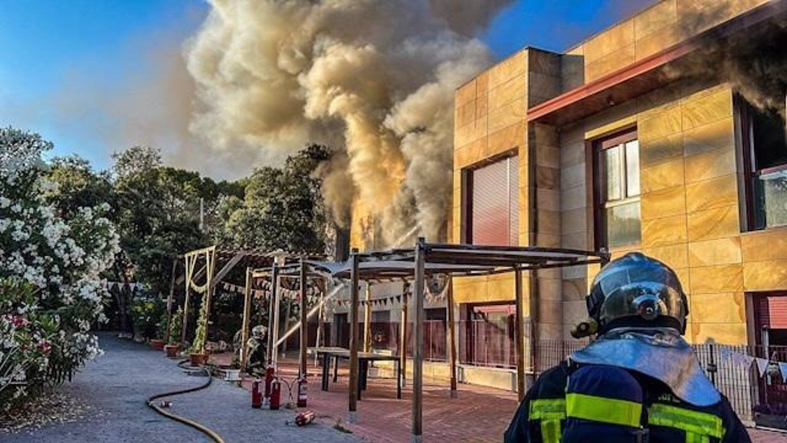 La Guardia Civil investiga las causas del incendio en una residencia de Torrelodones
