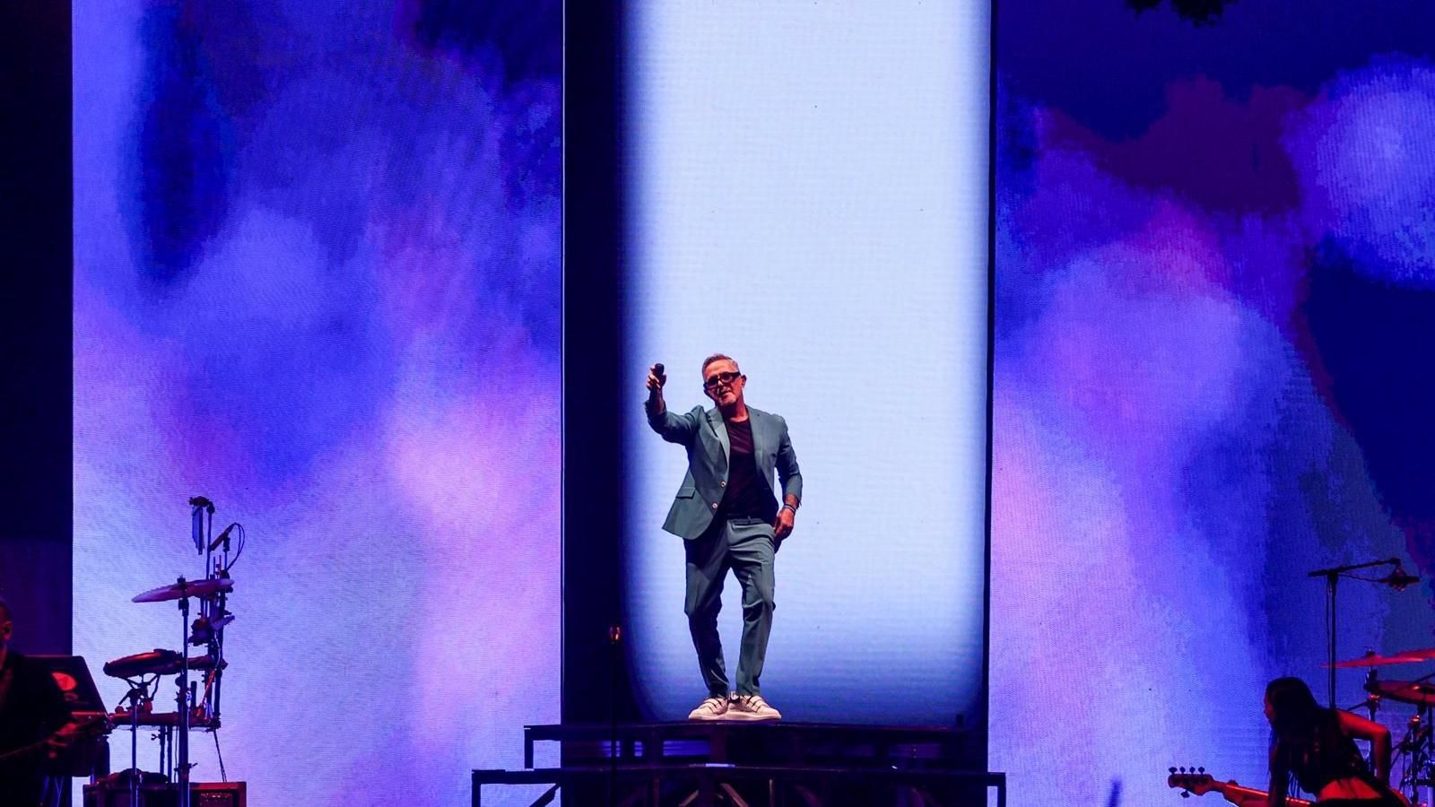 Alejandro Sanz se desnuda en su concierto más íntimo, con su hija como invitada especial