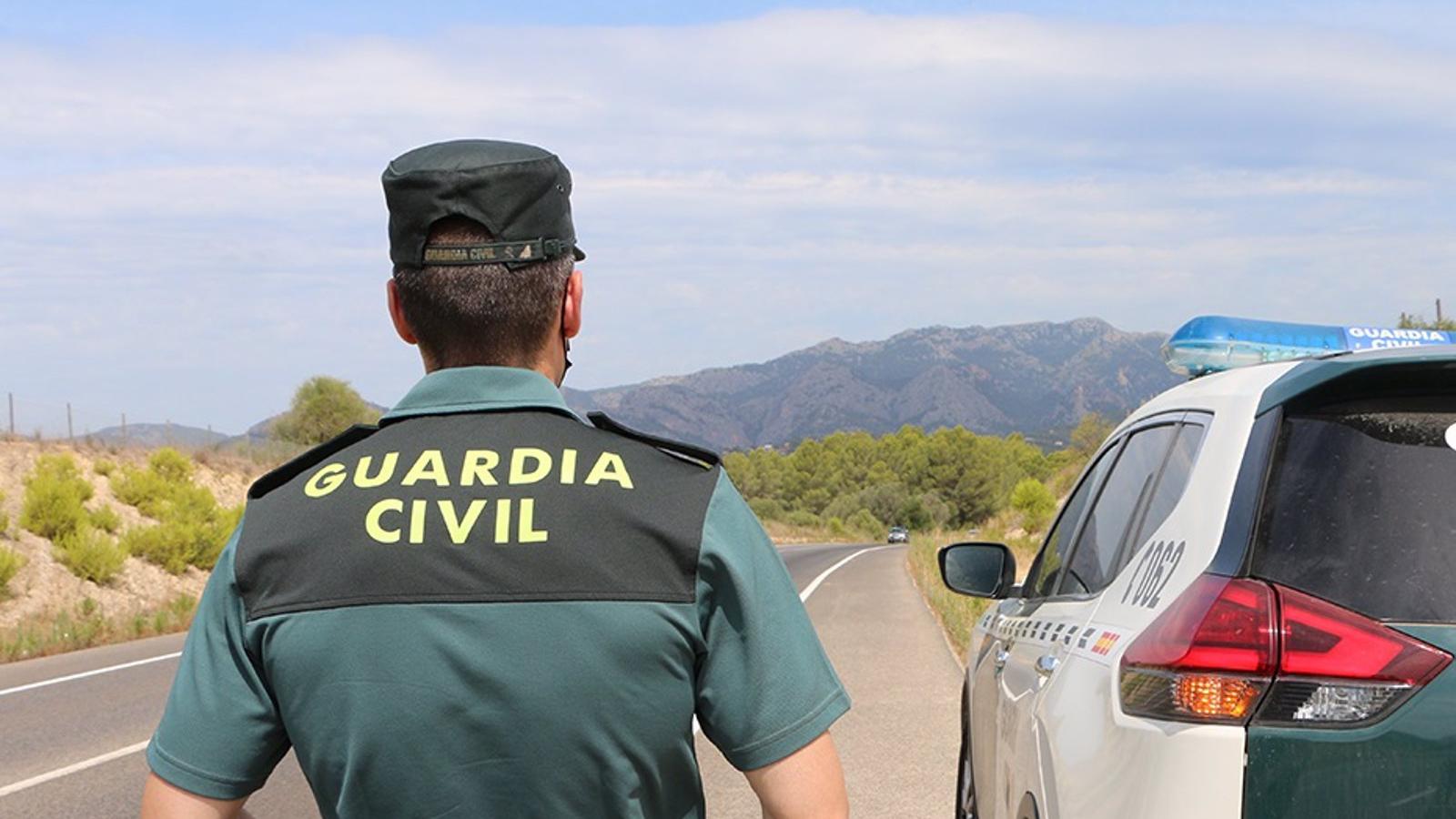 Tres falsos guardias civiles roban a punta de pistola en la A-6 joyas de gran valor a dos joyeros de Valladolid