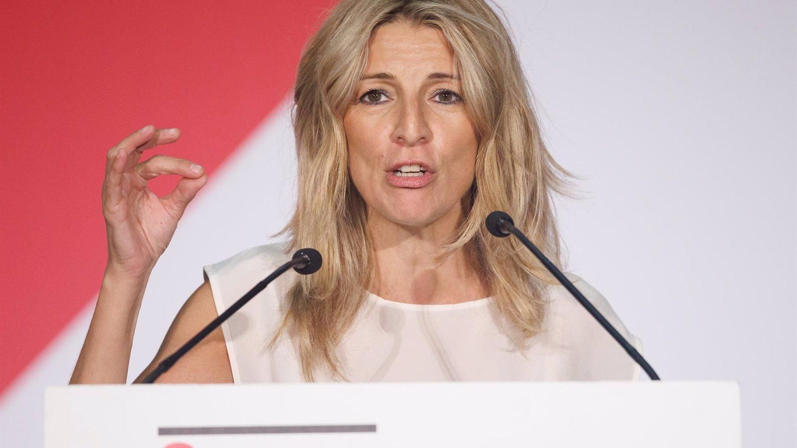 Yolanda Díaz propone reducir una hora la jornada laboral, insiste en subir el SMI y más impuestos a la banca