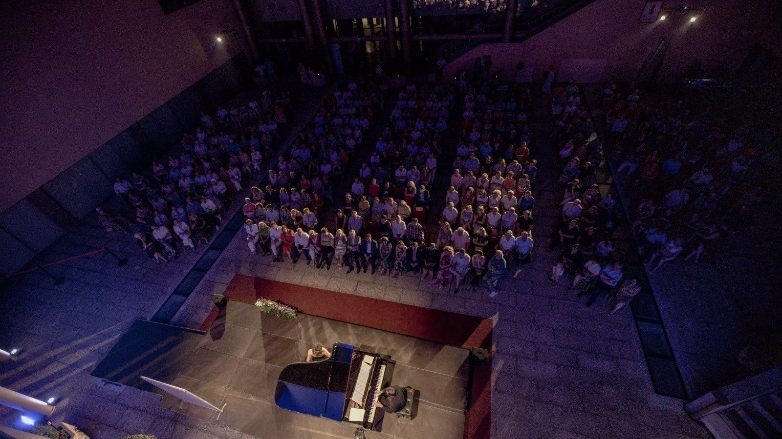 Más de 450 personas acuden al primer concierto del 'XVI Festival Asisa de Música' en Villaviciosa