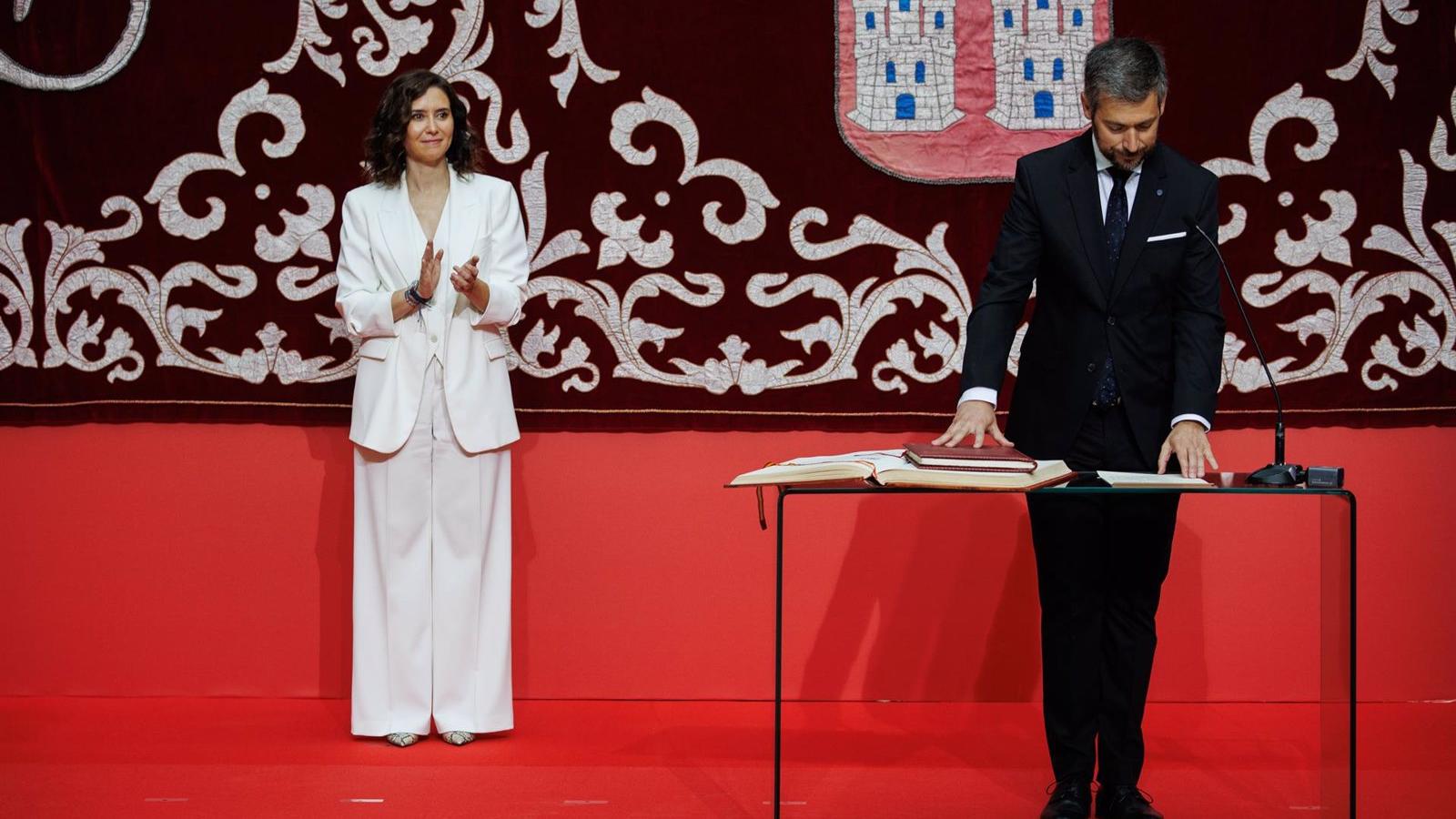 El consejero de Presidencia exige al delegado del Gobierno que deje de "manosear" la institución y "se ponga a trabajar"