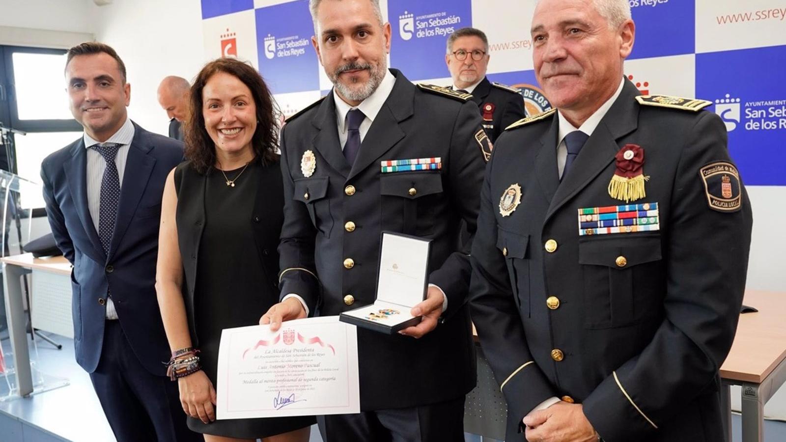 El comisario principal de la Policía Local de Torrejón recibe la medalla al Mérito Profesional de San Sebastián de los Reyes