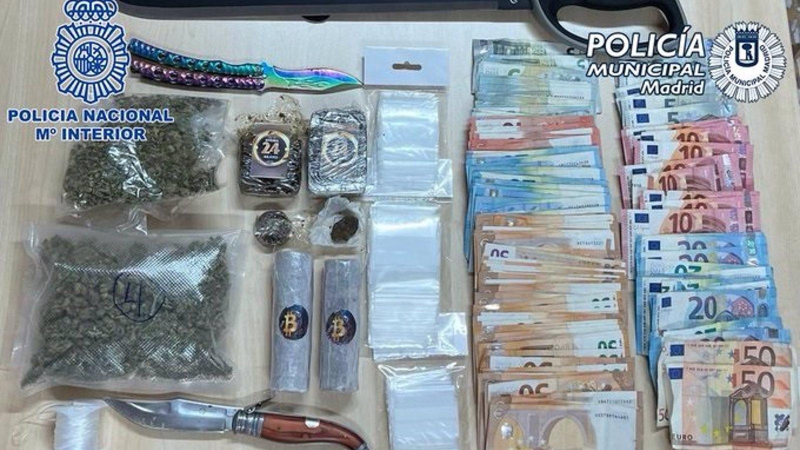 Desmantelado un punto de venta de drogas en un piso con menores en Carabanchel donde guardaban varias navajas