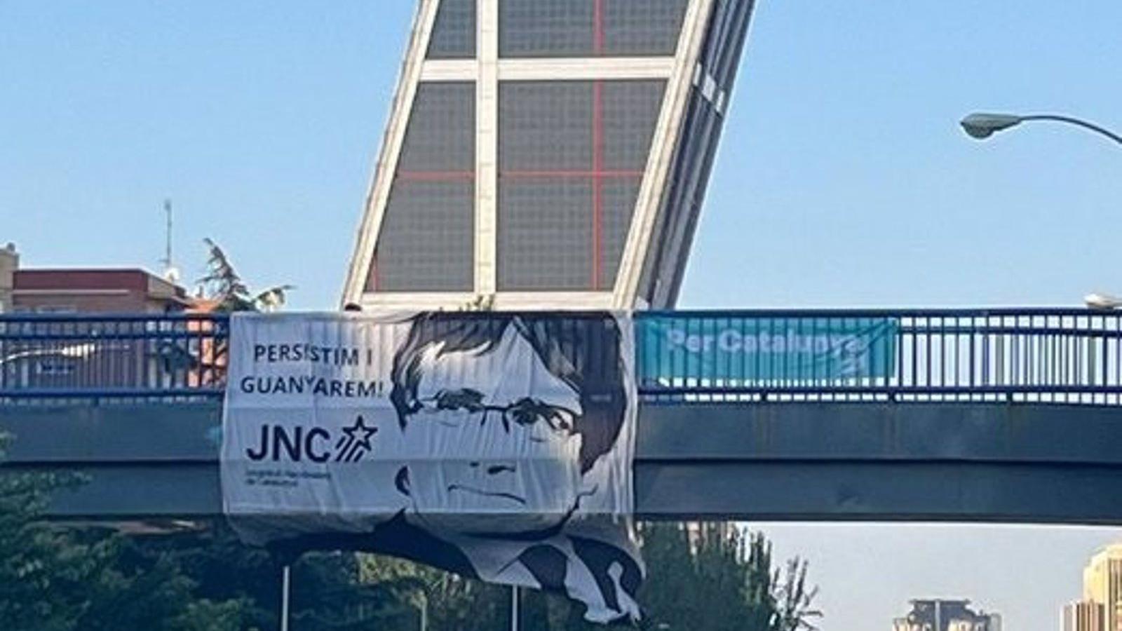 Retirada en Madrid una pancarta de Joventut Nacionalista de Catalunya en apoyo a Puigdemont