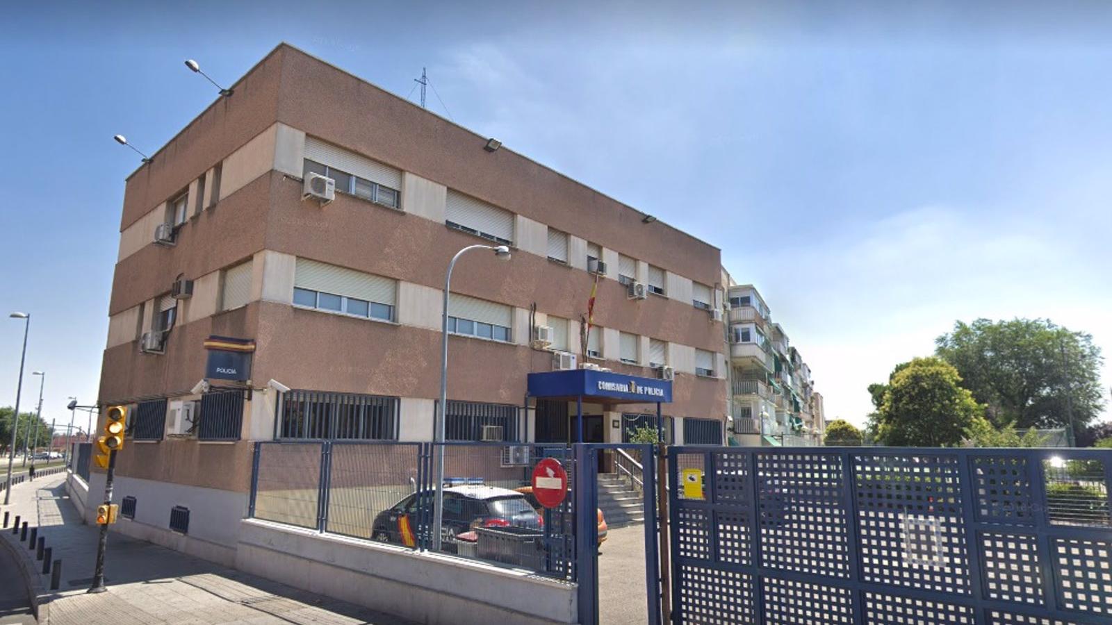Detenido un hombre ebrio que saltó las vallas de la comisaría de Parla con un cuchillo