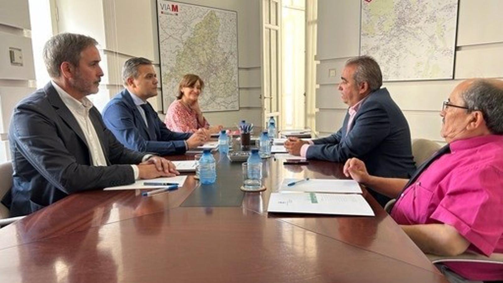 Jorge Rodrigo se compromete con el alcalde de San Fernando a tener las calles afectadas por la L7B despejadas en septiembre