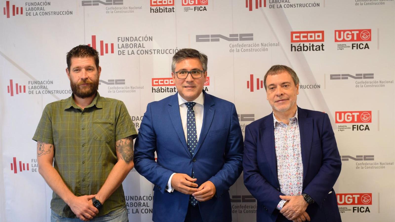 Patronal y sindicatos aprueban un protocolo de actuación en la construcción frente a las altas temperaturas