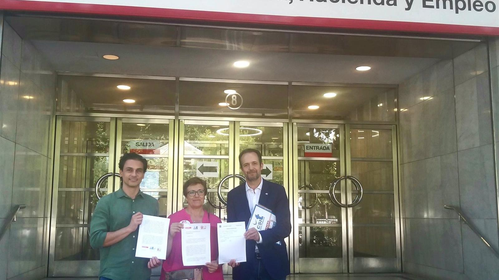 Los sindicatos piden recuperar la jornada de 35 horas en la Administración madrileña