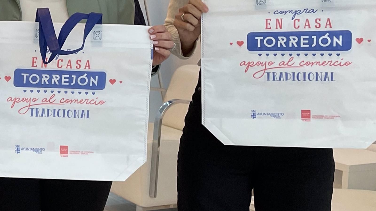 Cerca de 300 comercios de Torrejón entregan bolsas reutilizables para la compra