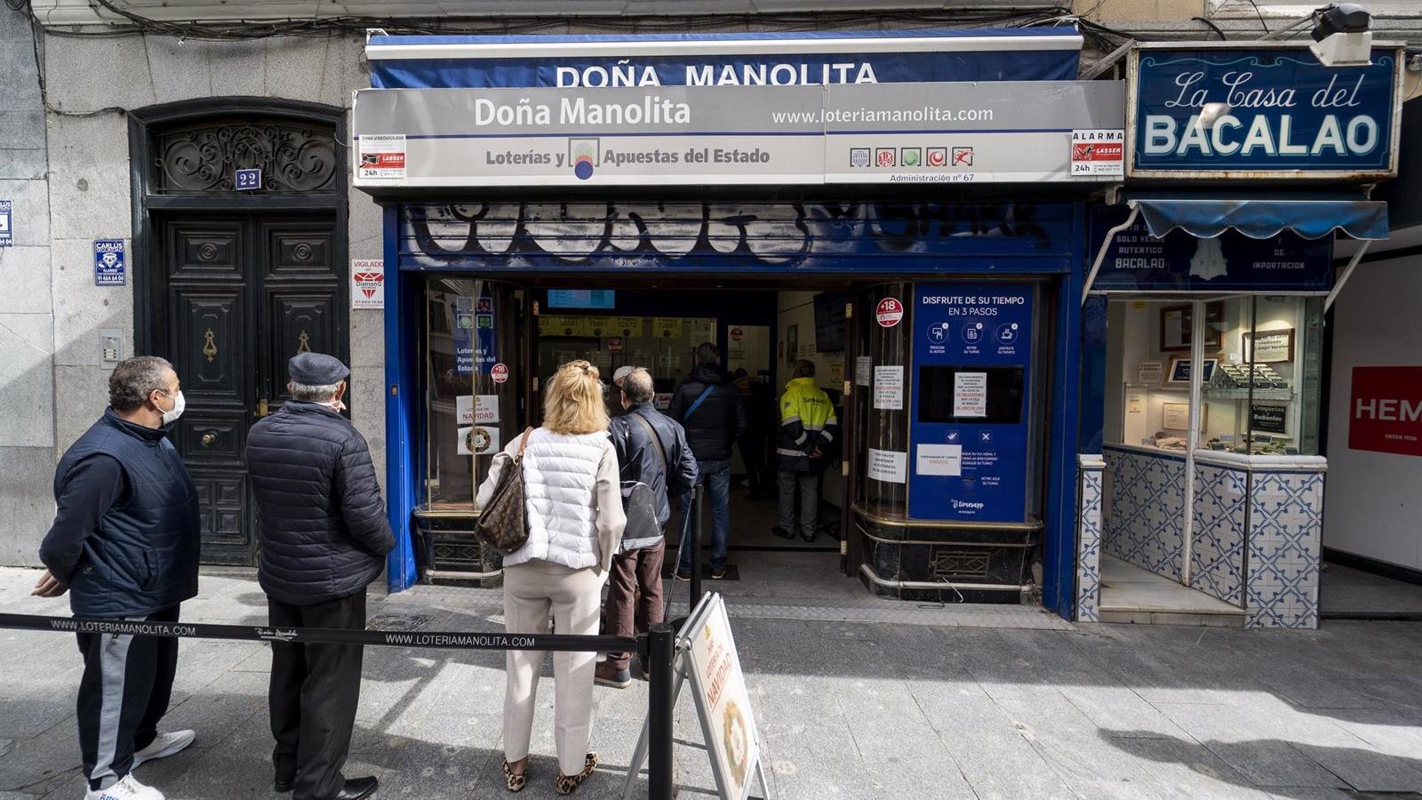 Doña Manolita registra sus primeras colas para comprar los décimos de la Lotería de Navidad Doña Manolita registra sus primeras colas para comprar los décimos de la Lotería de Navidad