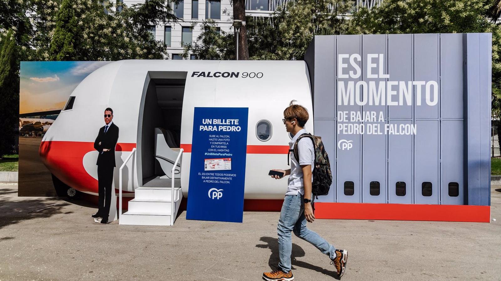 El PP instala una maqueta del Falcon junto a la plaza de Colón: "Es el momento de bajar a Pedro"