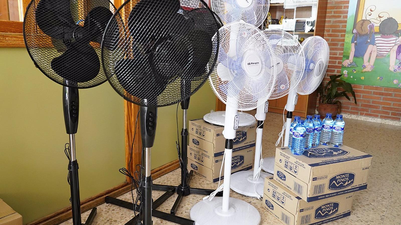 Torrejón repartirá 250 ventiladores y 6.000 botellas de agua en 16 colegios electorales el 23J Torrejón repartirá 250 ventiladores y 6.000 botellas de agua en 16 colegios electorales el 23J