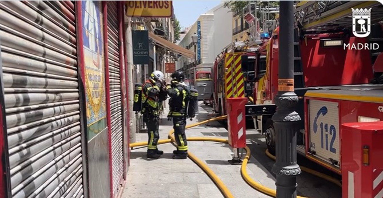 Bomberos de nuevo ingreso rescatan a una mujer en el incendio de su vivienda en Latina
