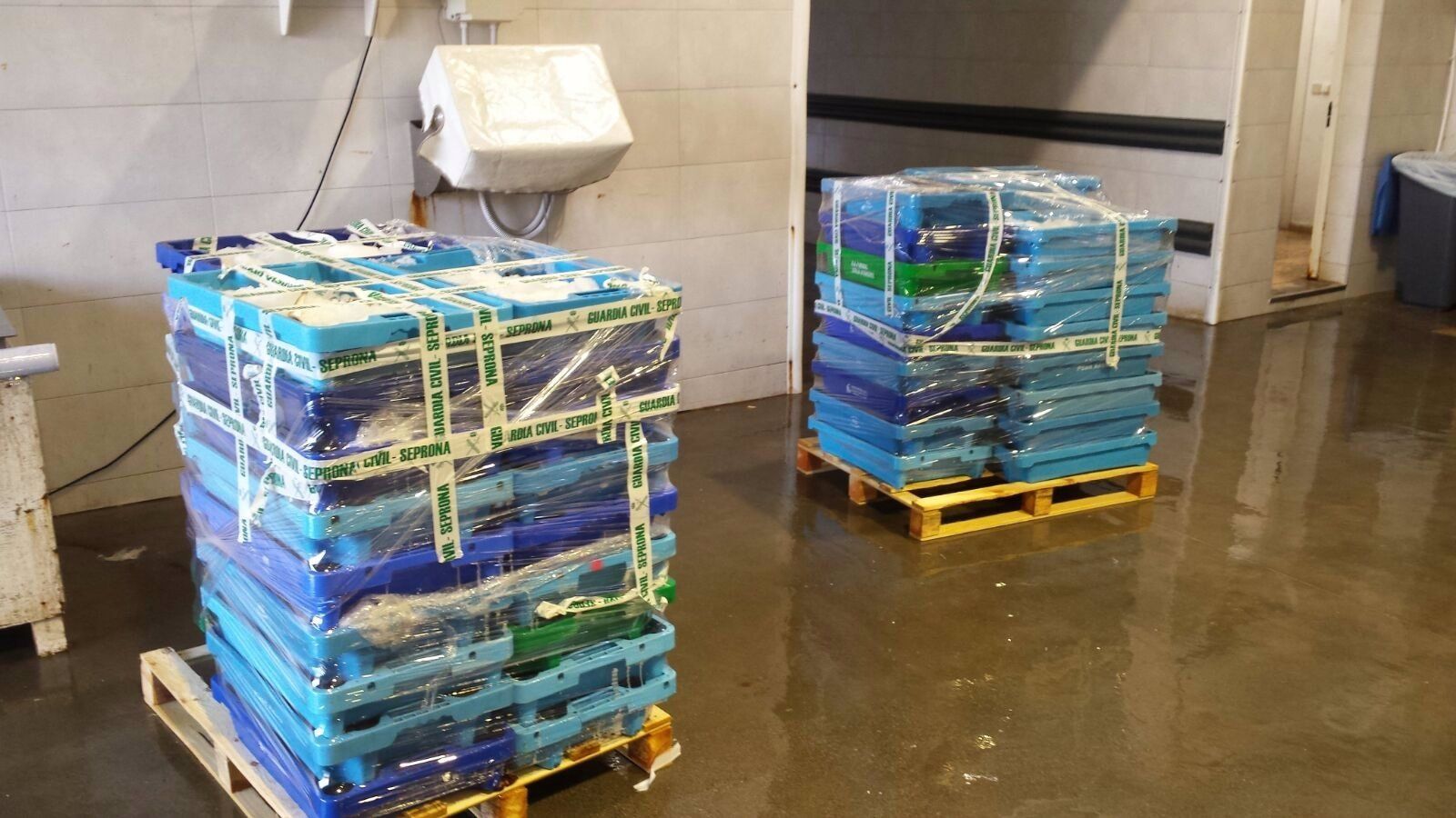 Un detenido y siete investigador por vender pescado en mal estado en restaurantes