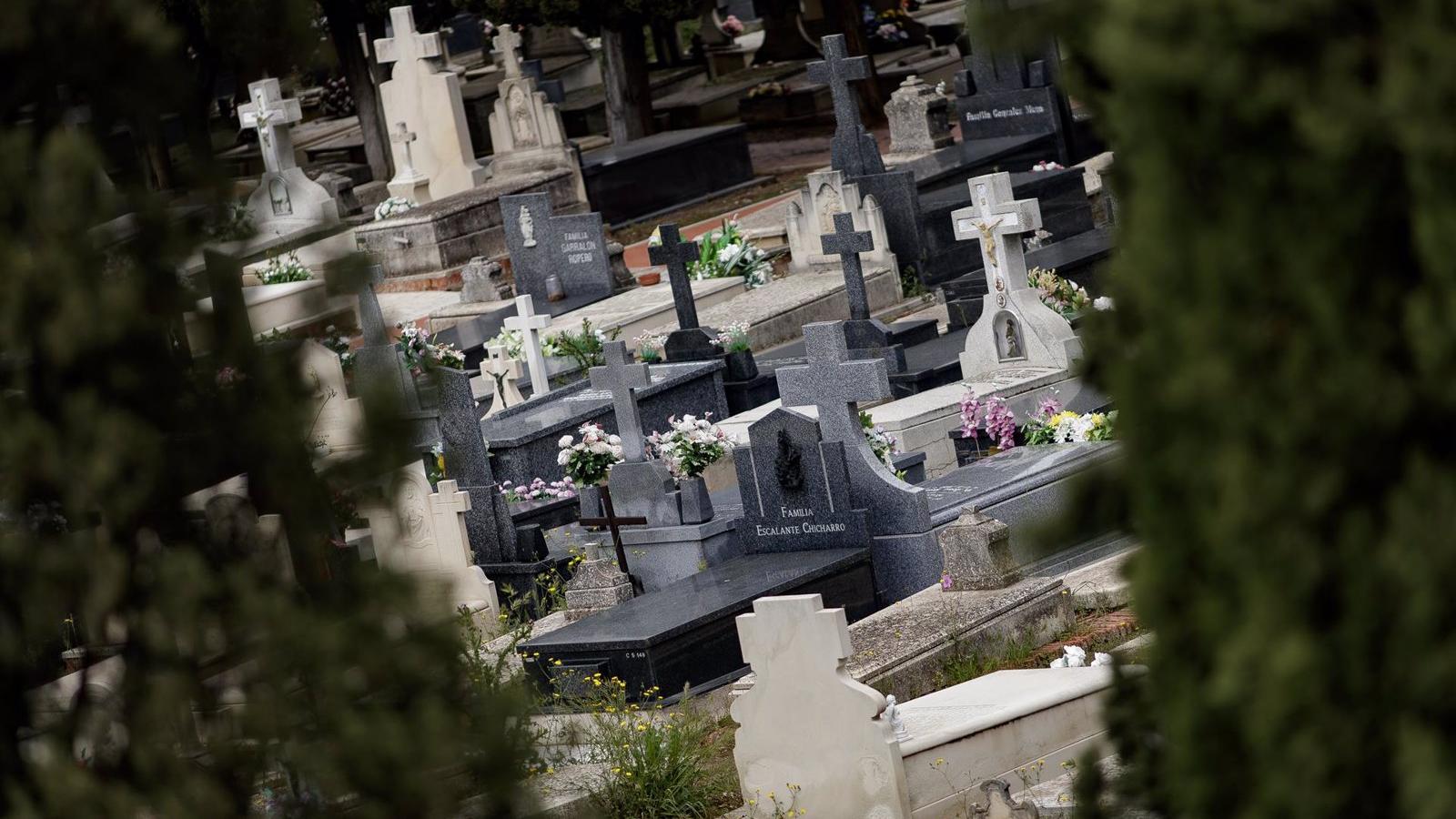 La cubierta de plomo de la capilla del cementerio municipal de Alcalá es repuesta tras ser robada hace siete meses