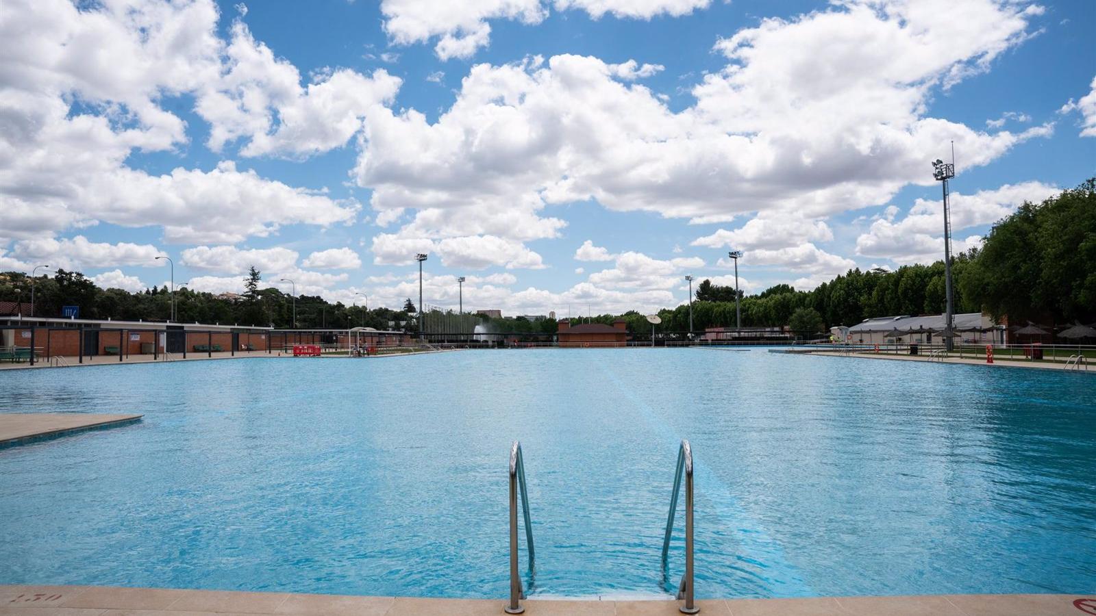 La capital abrirá las piscinas en turno de día completo tras "atender las sugerencias de los usuarios"