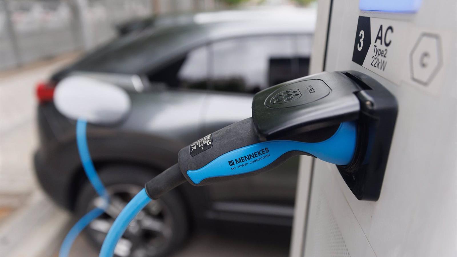 Los vehículos eléctricos representaban el 8,5% del parque móvil de la Comunidad en 2022