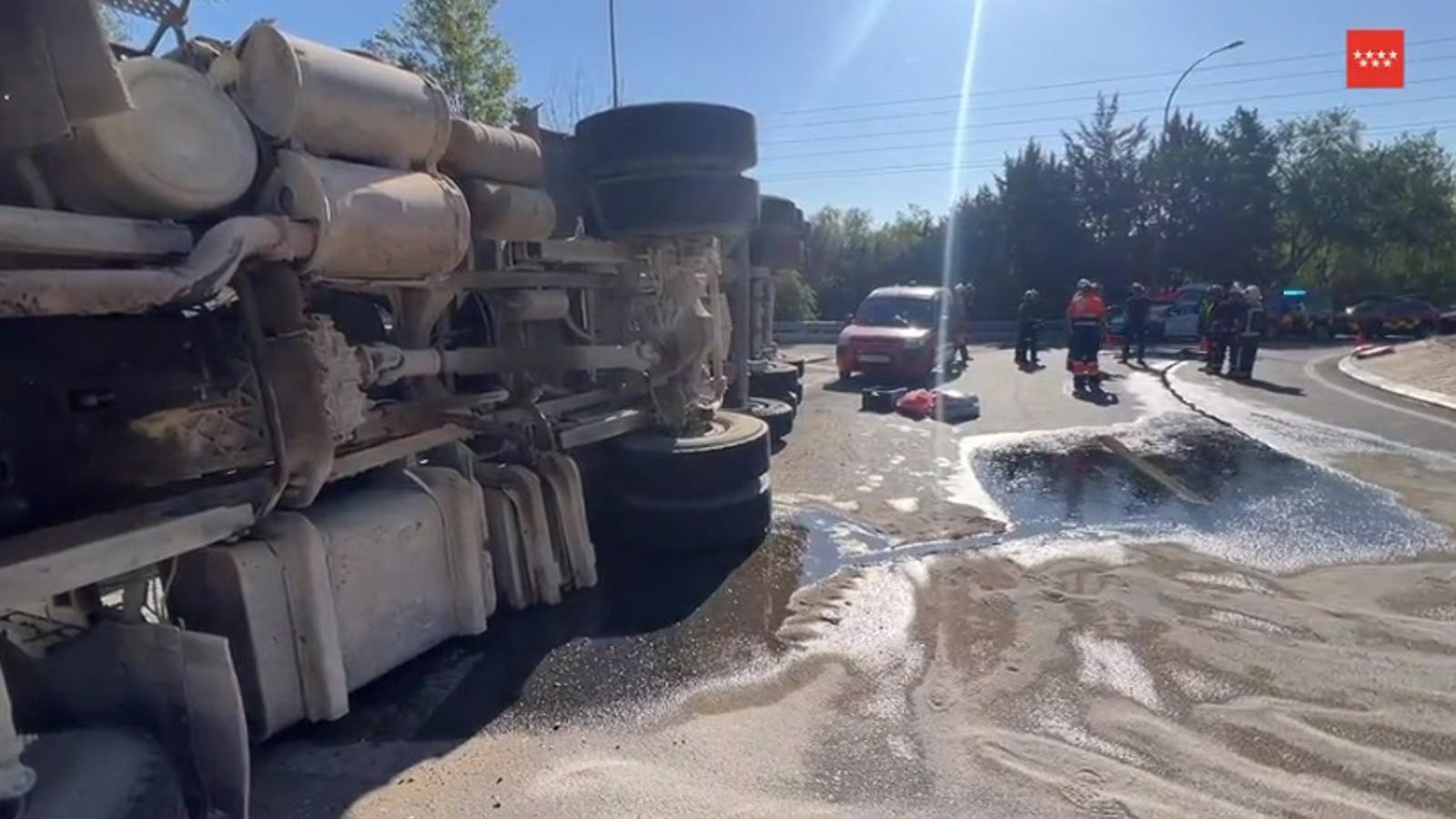  Vuelca en la M-505 a la altura de Las Rozas un camión que transportaba tierra y arena