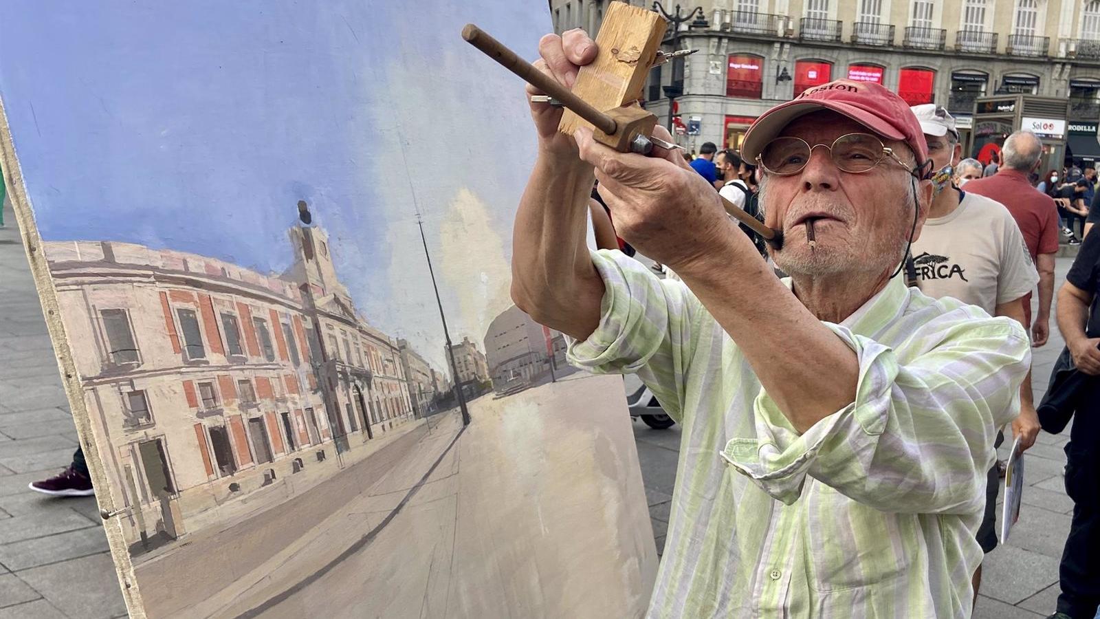 Madrileños y turistas se acercan a la Puerta del Sol para ver pintar a Antonio López