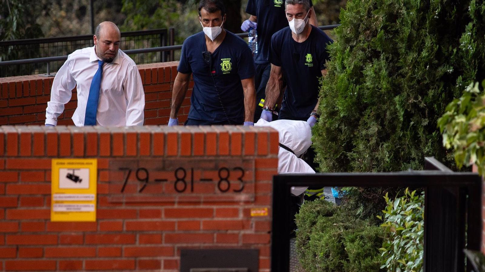Encuentran una pistola de bala cautiva al lado del cadáver del hombre muerto junto a su mujer en Moratalaz
