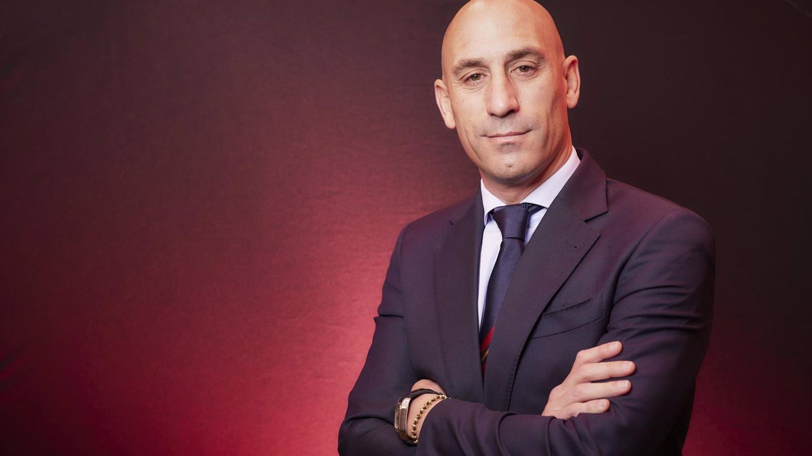 Luis Rubiales se disculpa por el beso a Jenni Hermoso: &quot;Seguramente, me he equivocado&quot;