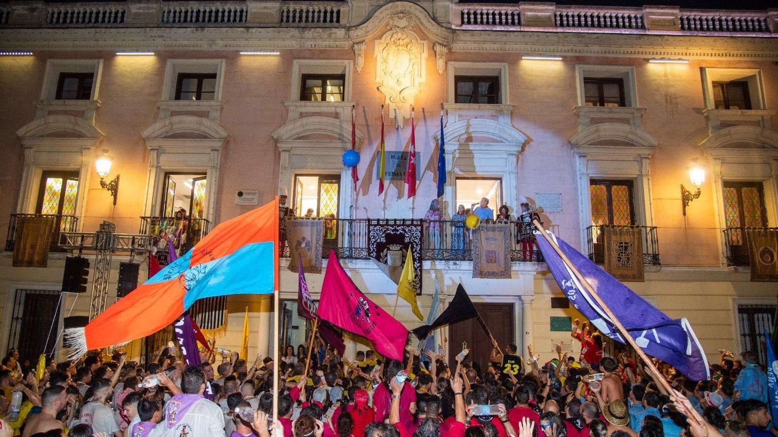 La música de Nacha Pop reúne a cientos de personas en la Plaza de Cervantes de Alcalá
