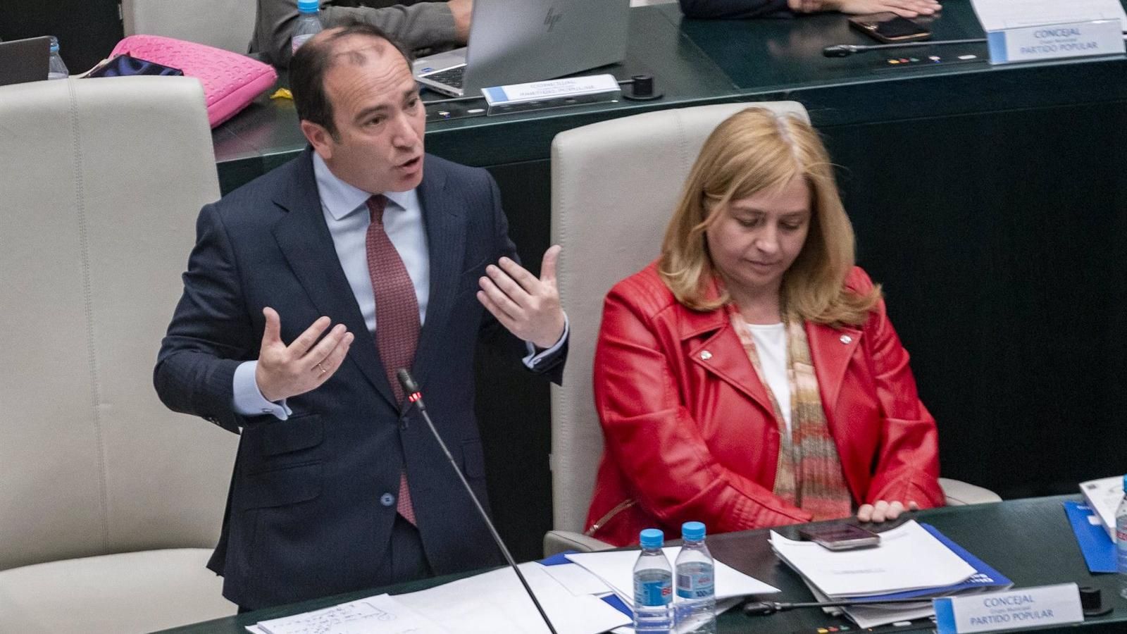 Técnicos municipales estudian las condiciones de seguridad de unas viviendas arrendadas dentro de un piso en Usera