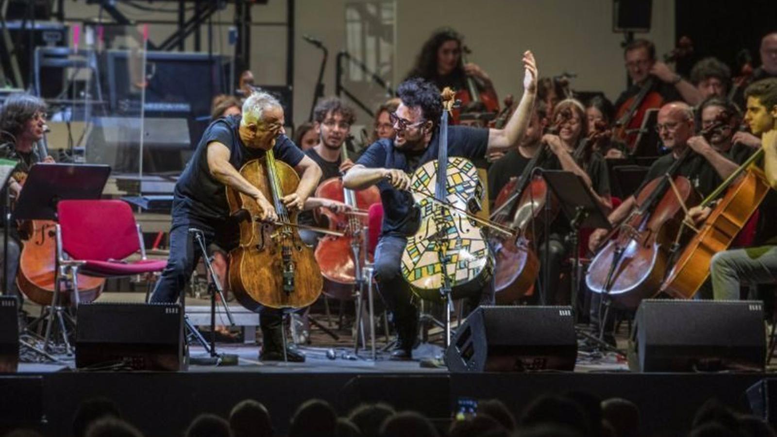 Más de 14.000 personas despiden los Veranos de la Villa en el concierto de un centenar de violenchelos Más de 14.000 personas despiden los Veranos de la Villa en el concierto de un centenar de violenchelos