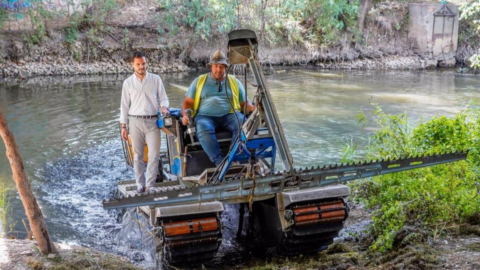 Torrejón utiliza un barco anfibio para luchar contra los mosquitos y la mosca negra Torrejón utiliza un barco anfibio para luchar contra los mosquitos y la mosca negra