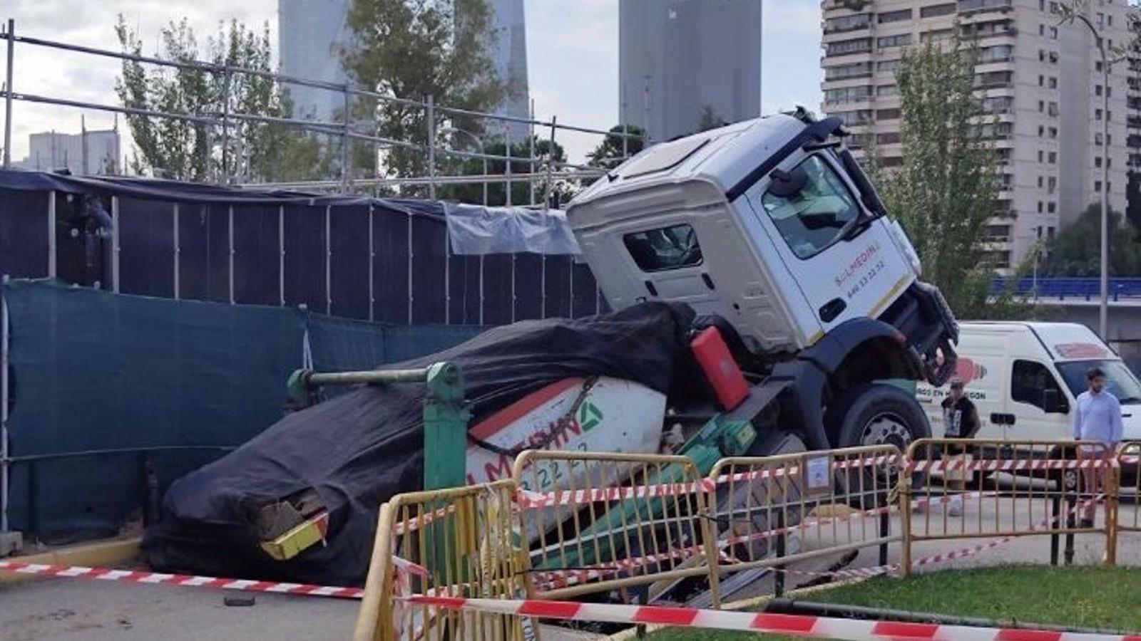  Rescatan a un camionero al hundirse su vehículo en un gran socavón junto al Hospital Ramón y Cajal