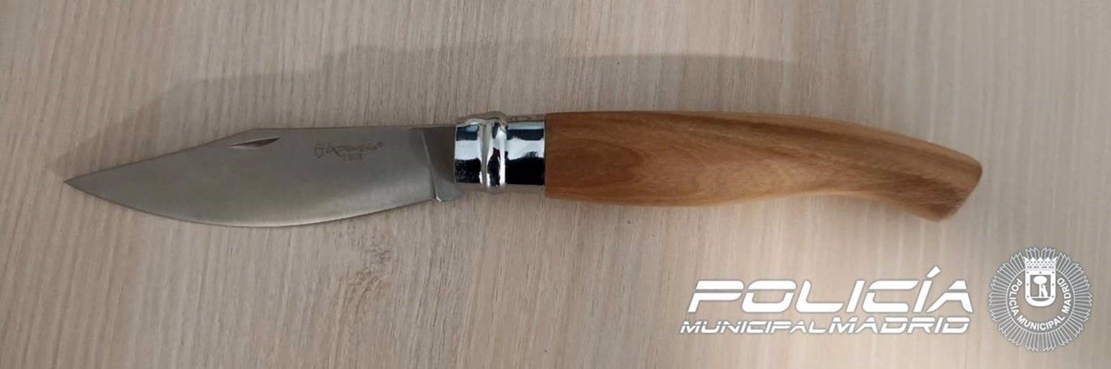  Detenido un hombre que amenazó de muerte a otro con una navaja al pillarle robando en un coche de Lavapiés