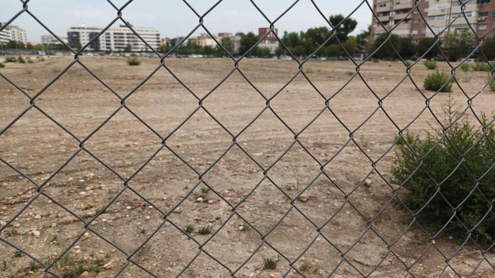 Lobato acusa a Ayuso de montar "200 polémicas" y "sin mover un dedo" por la educación, entre obras y parcelas sin uso Lobato acusa a Ayuso de montar "200 polémicas" y "sin mover un dedo" por la educación, entre obras y parcelas sin uso