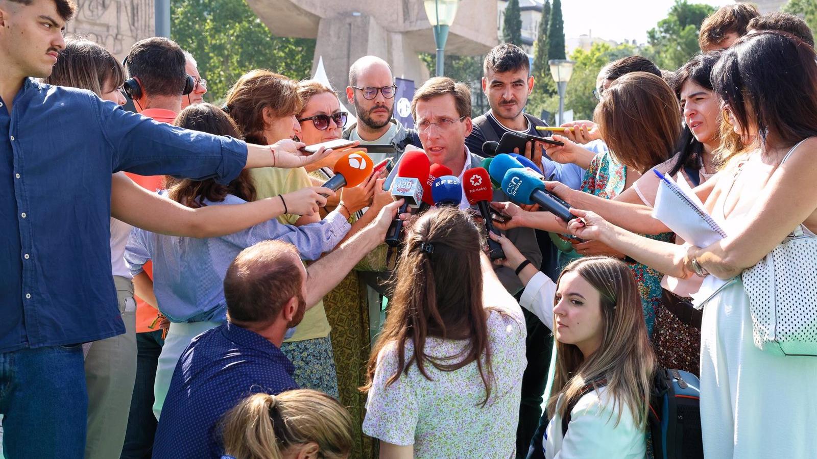 Almeida acusa a Sánchez de mentir con la "rendición del Estado de Derecho/amnistía" e insiste en que sería fraude de ley