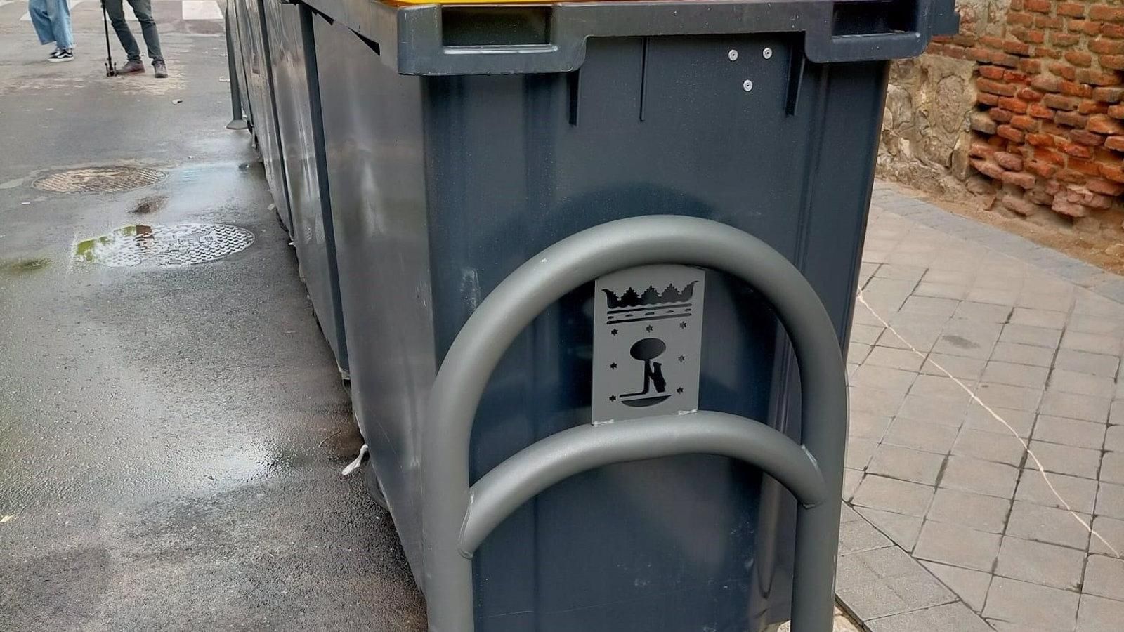 El Ayuntamiento de Madrid renovará 8.000 horquillas para proteger los contenedores