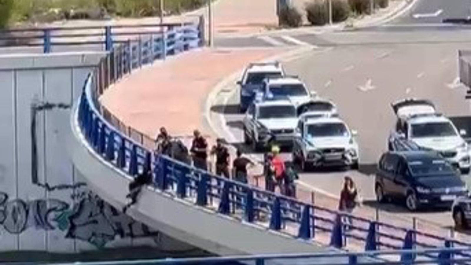  Despliegue policial para rescatar a un hombre que se había colgado de un puente en Vallecas