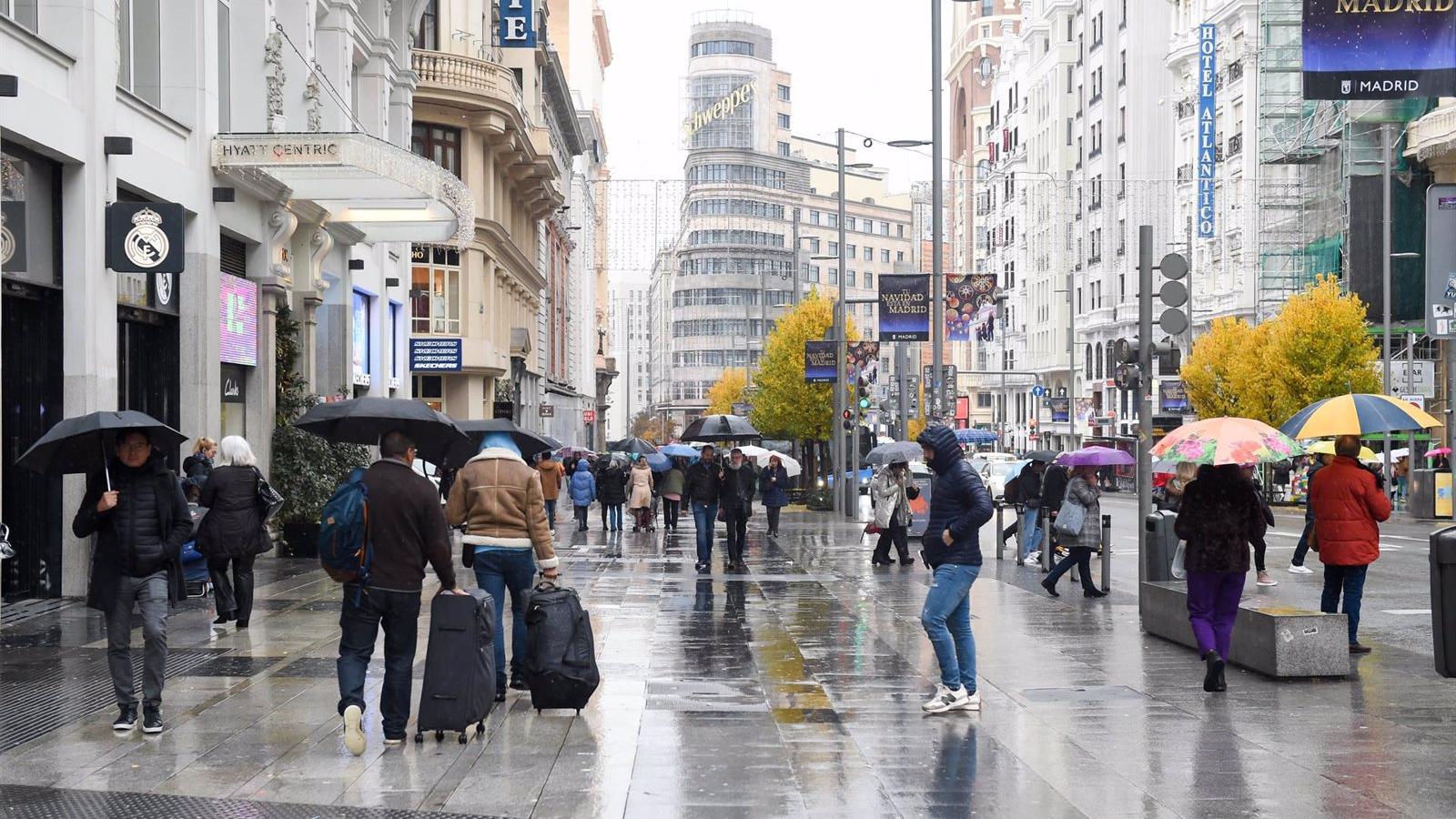  La lluvia provoca incidencias en Cercanías y Metro y retenciones en las carreteras de entrada a la capital