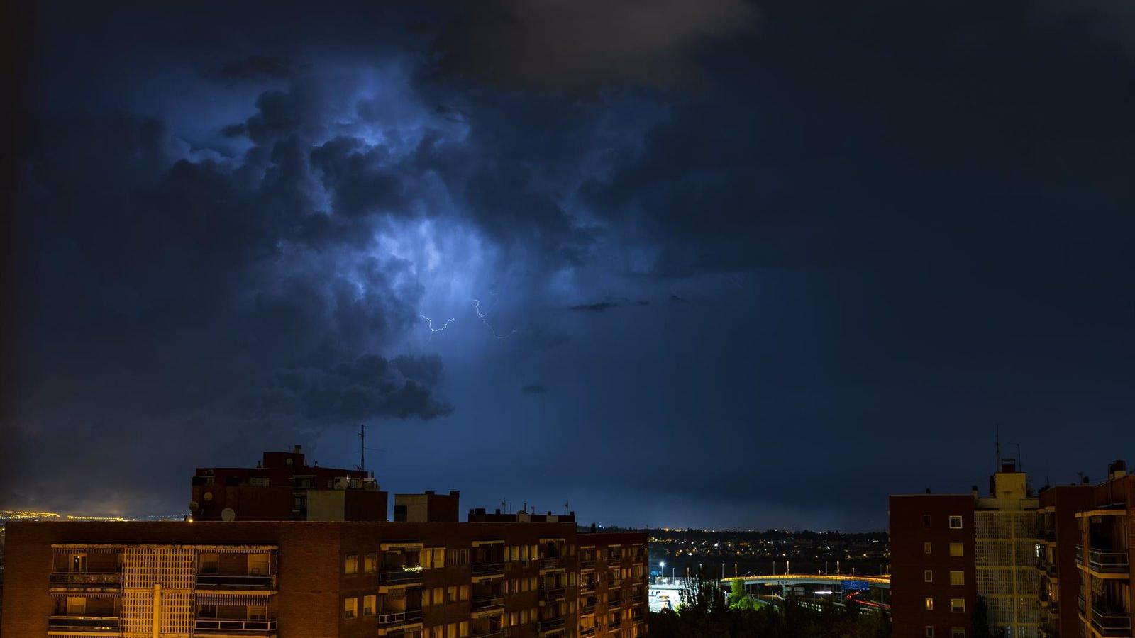 Las más de 50 intervenciones por tormentas se han concentrado en Barajas, Vallecas, M-40 y el entorno del Metropolitano Las más de 50 intervenciones por tormentas se han concentrado en Barajas, Vallecas, M-40 y el entorno del Metropolitano