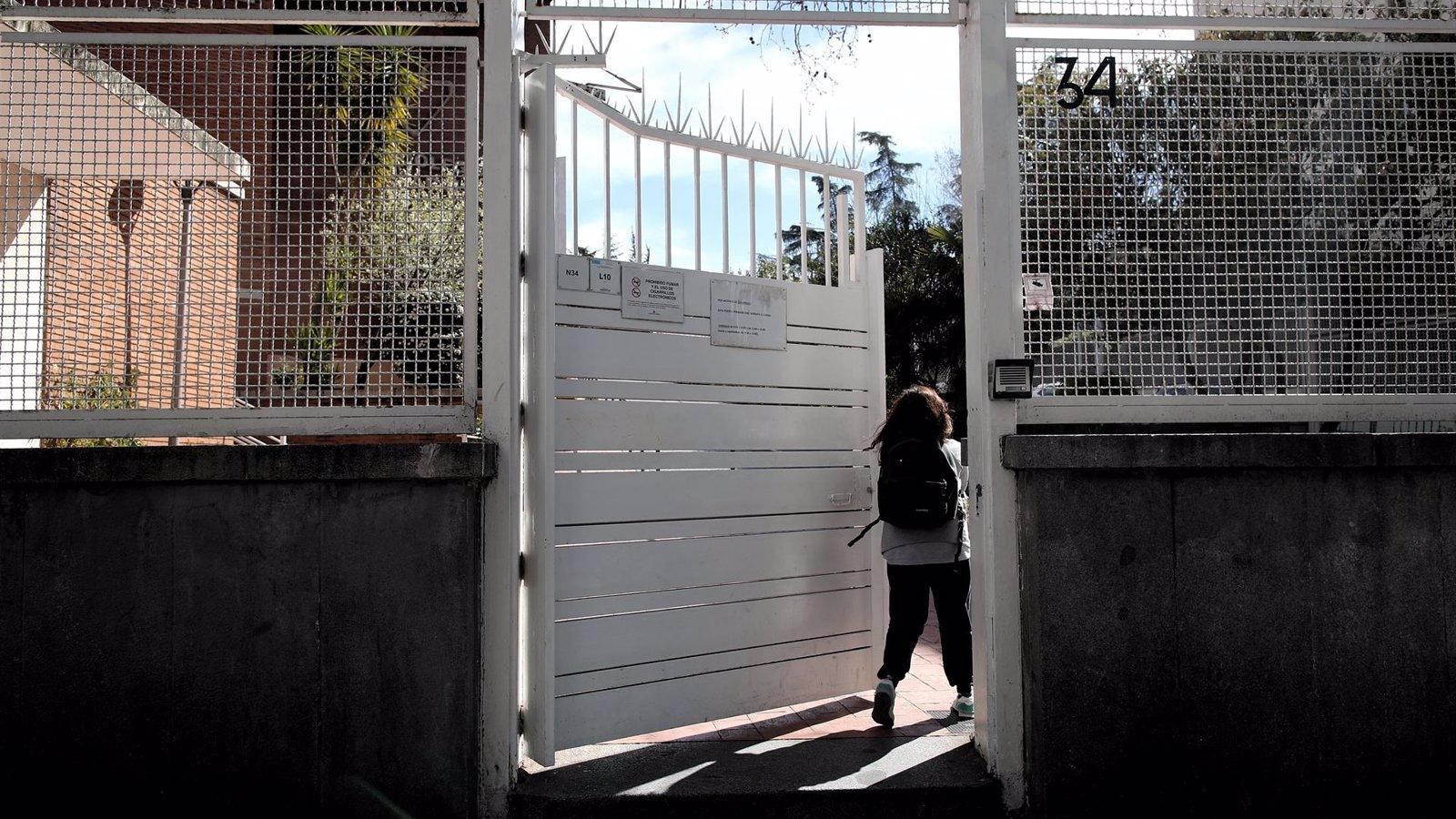  Varios padres estafados al escanear un código QR sobre extraescolares pegado en el colegio