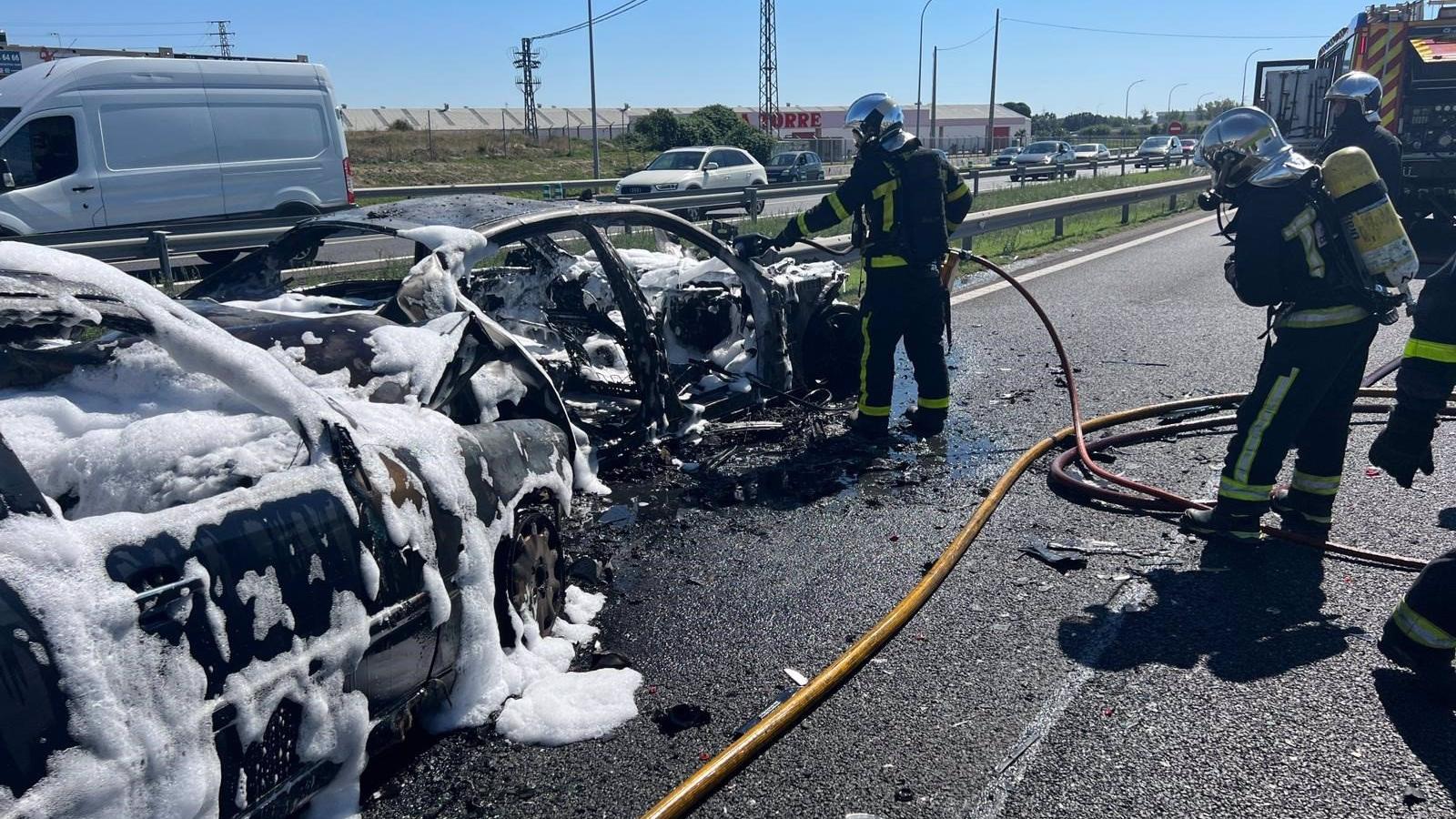 Cuatro heridos leves al chocar y arder dos vehículos en la A-42