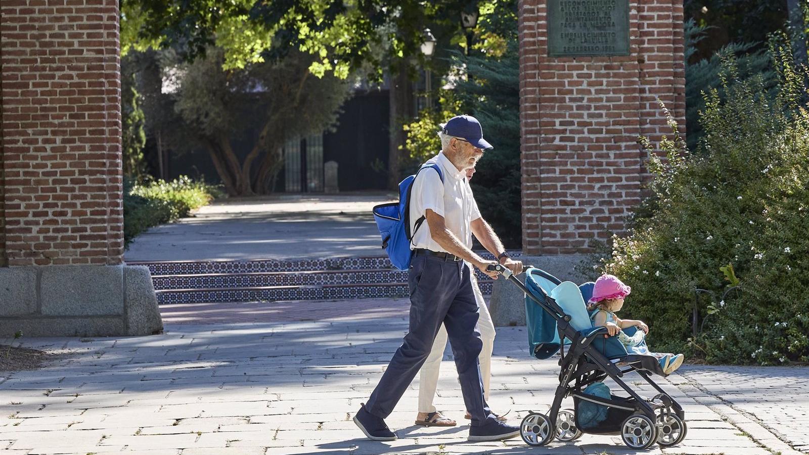 El Gobierno regional impulsará la figura de los abuelos y reforzará el papel de los padres