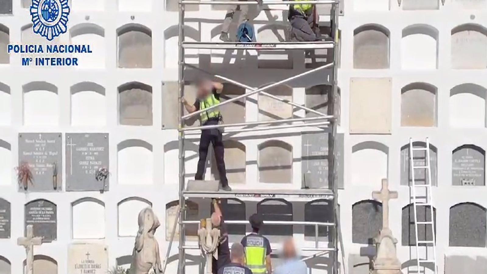 Desactivado un explosivo de la Guerra Civil incrustado en un nicho del cementerio de San Justo