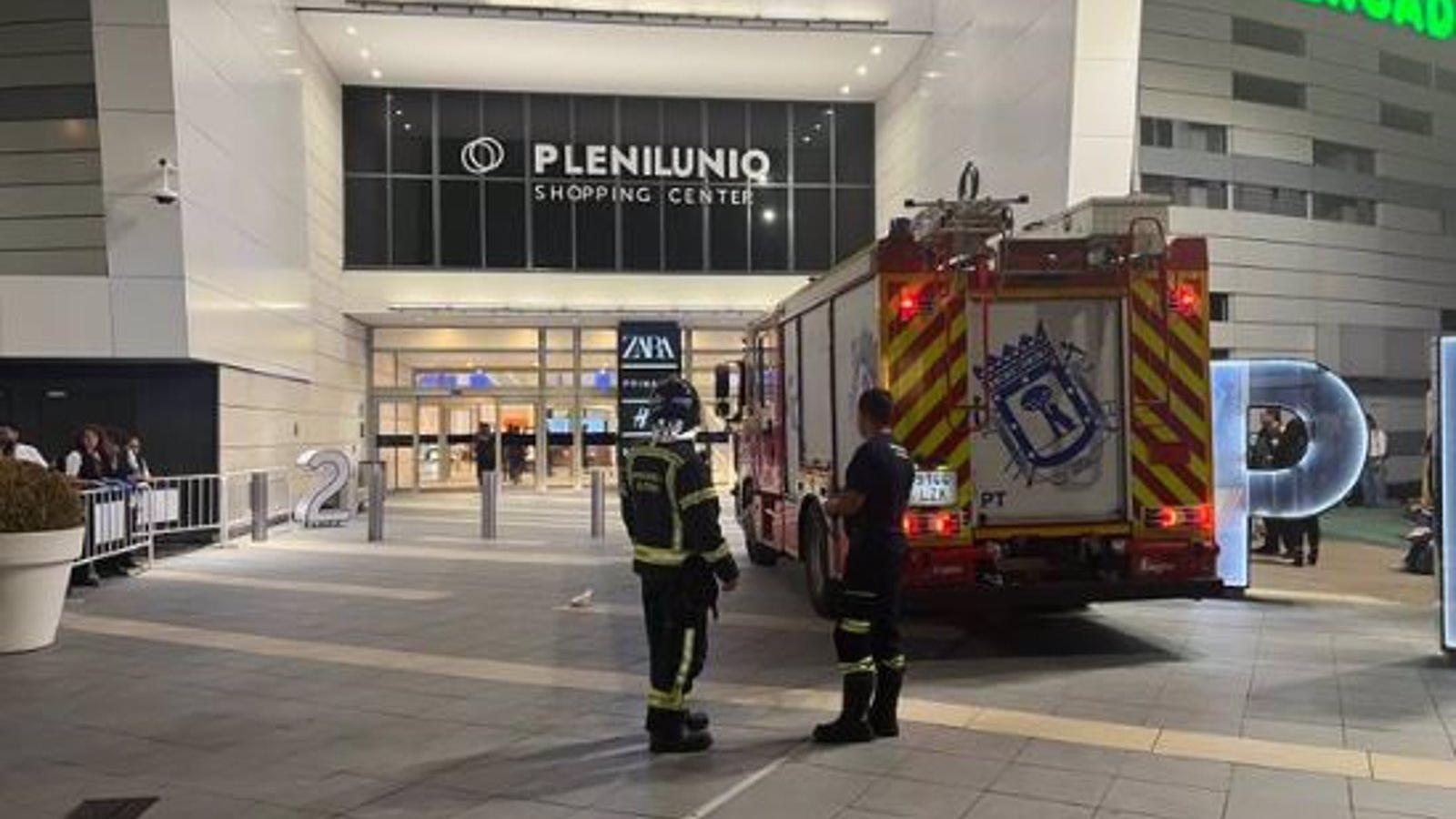 Inmaculada Sanz destaca el rápido control del incendio en centro comercial Plenilunio y la labor de Bomberos y Policía