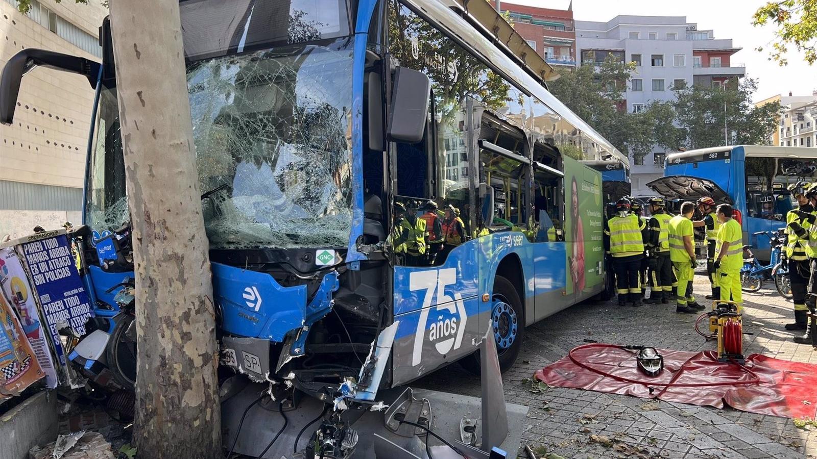 Accidente en Embajadores tras la indisposición de un conductor de la EMT