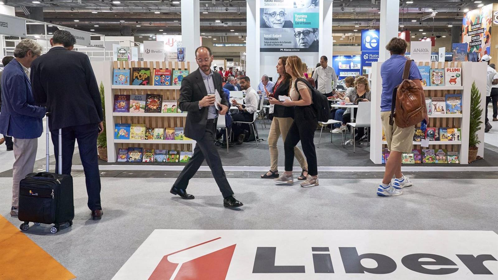 Un total de 9.235 personas visitan la Feria Internacional del Libro en Madrid, un 10% más que en la edición anterior