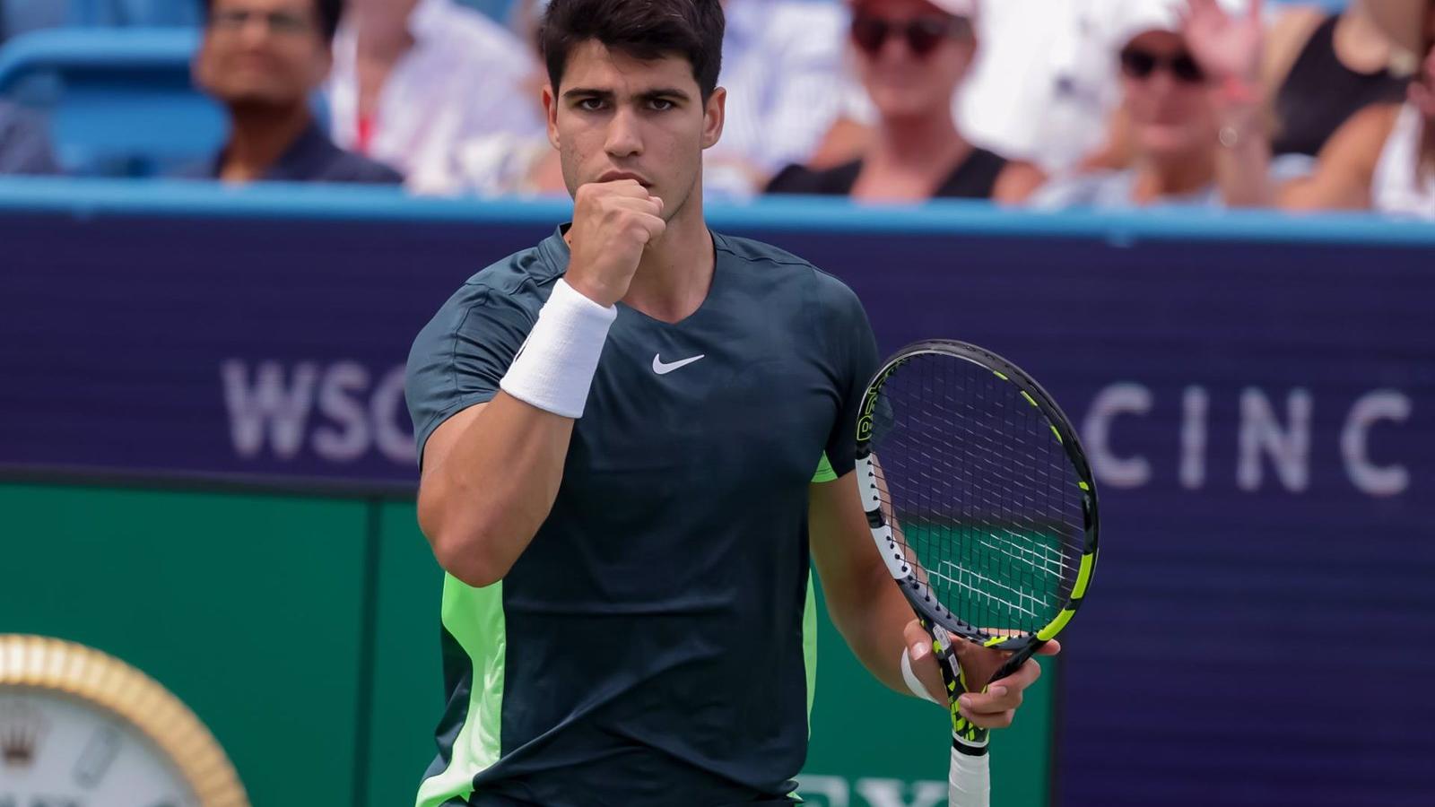 Carlos Alcaraz suda para vencer a Daniel Evans y avanza a octavos en Shanghái