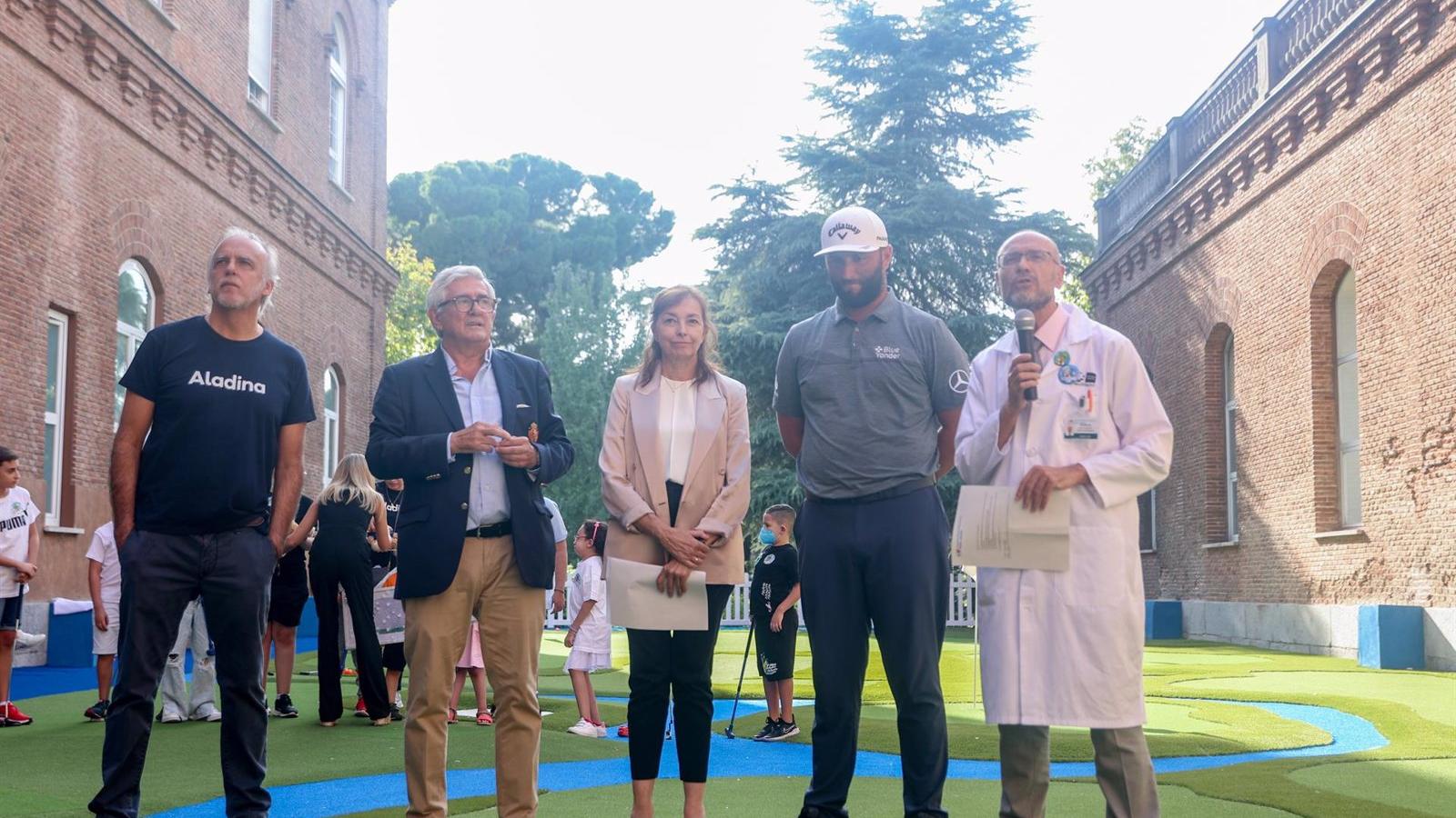El golfista Jon Rahm inaugura el nuevo 'Jardín del golf' del Hospital Niño Jesús, para el uso de niños ingresados